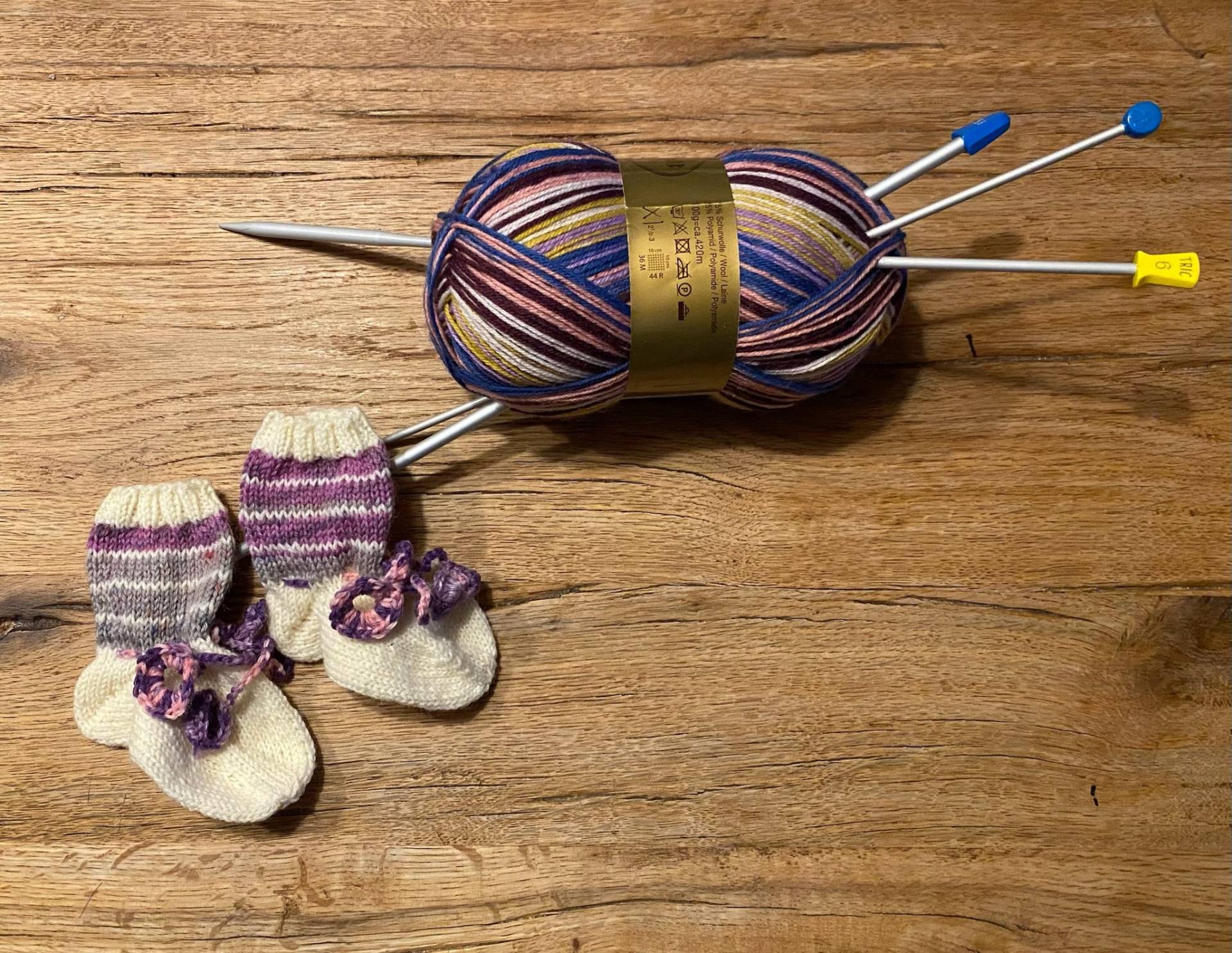 Handgestrickte Kunterbunte Babysöckchen Größe 16/17 Handgestrickte Kunterbunte Babysöckchen Größe 16/17 von Handarbeitskoerble