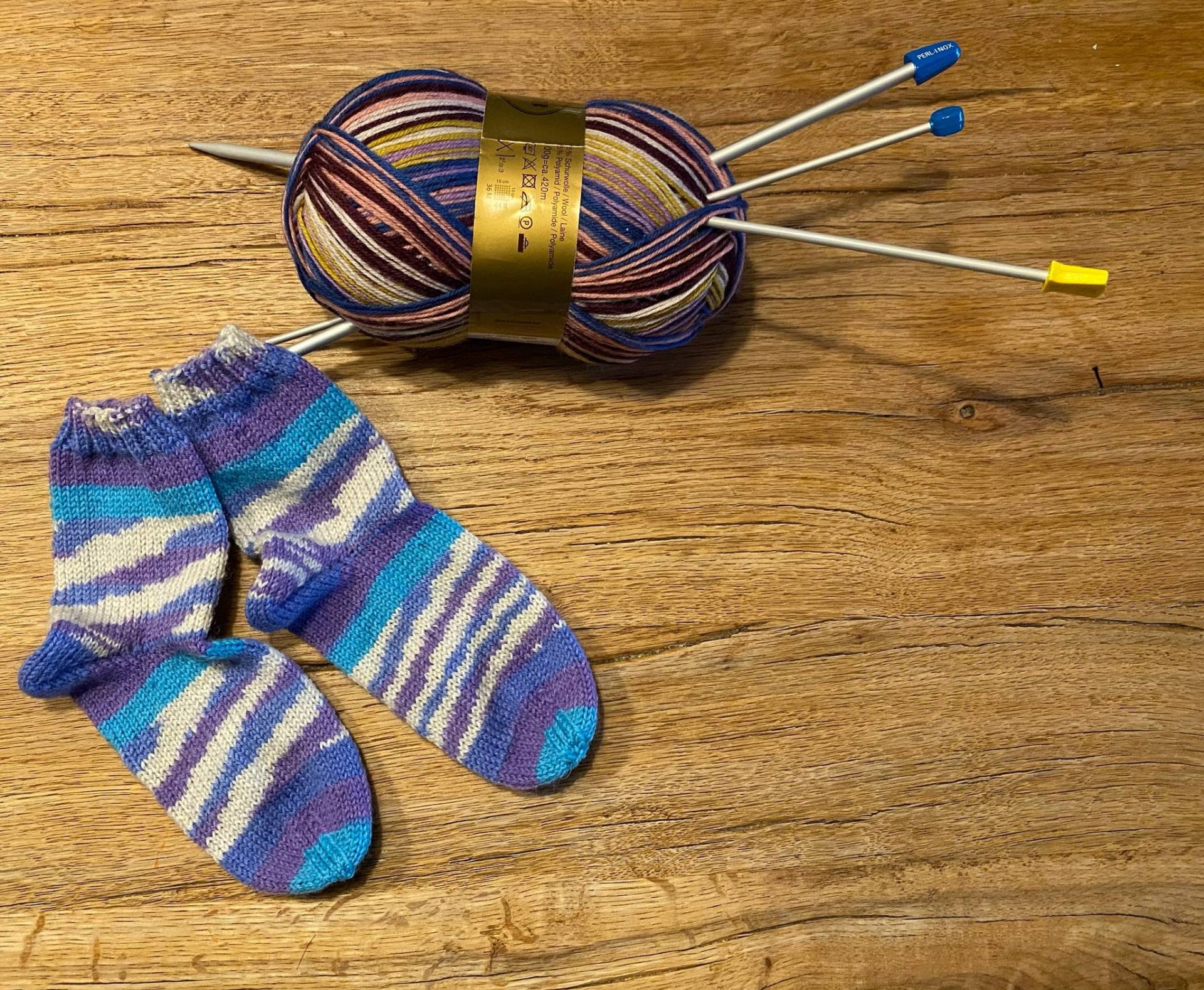 Handgestrickte Kunterbunte Kindersocken Größe 26/27 Handgestrickte Kunterbunte Kindersocken Größe 26/27 von Handarbeitskoerble