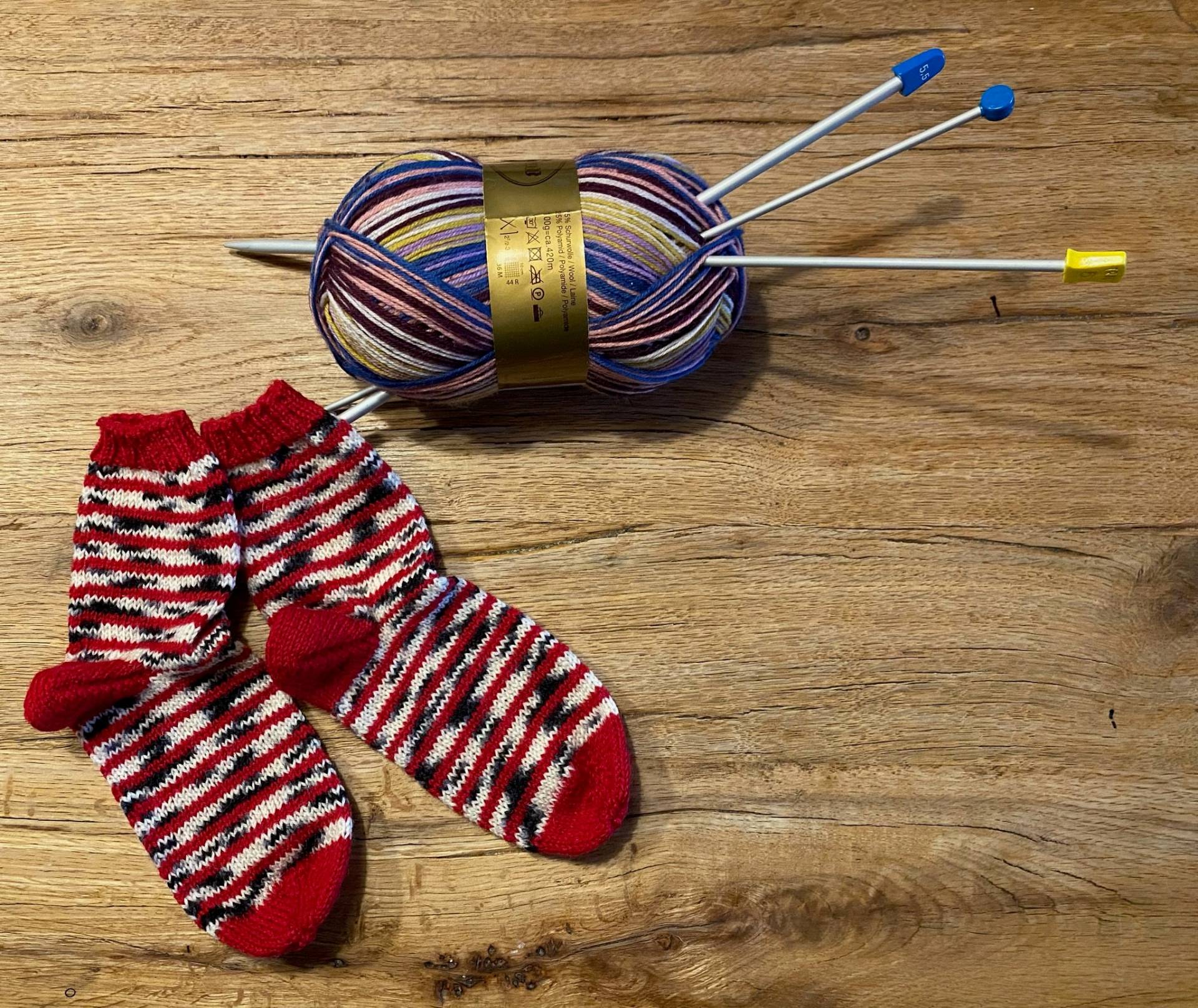 Handgestrickte Kunterbunte Kindersocken Größe 30/31 Handgestrickte Kunterbunte Kindersocken Größe 30/31 von Handarbeitskoerble