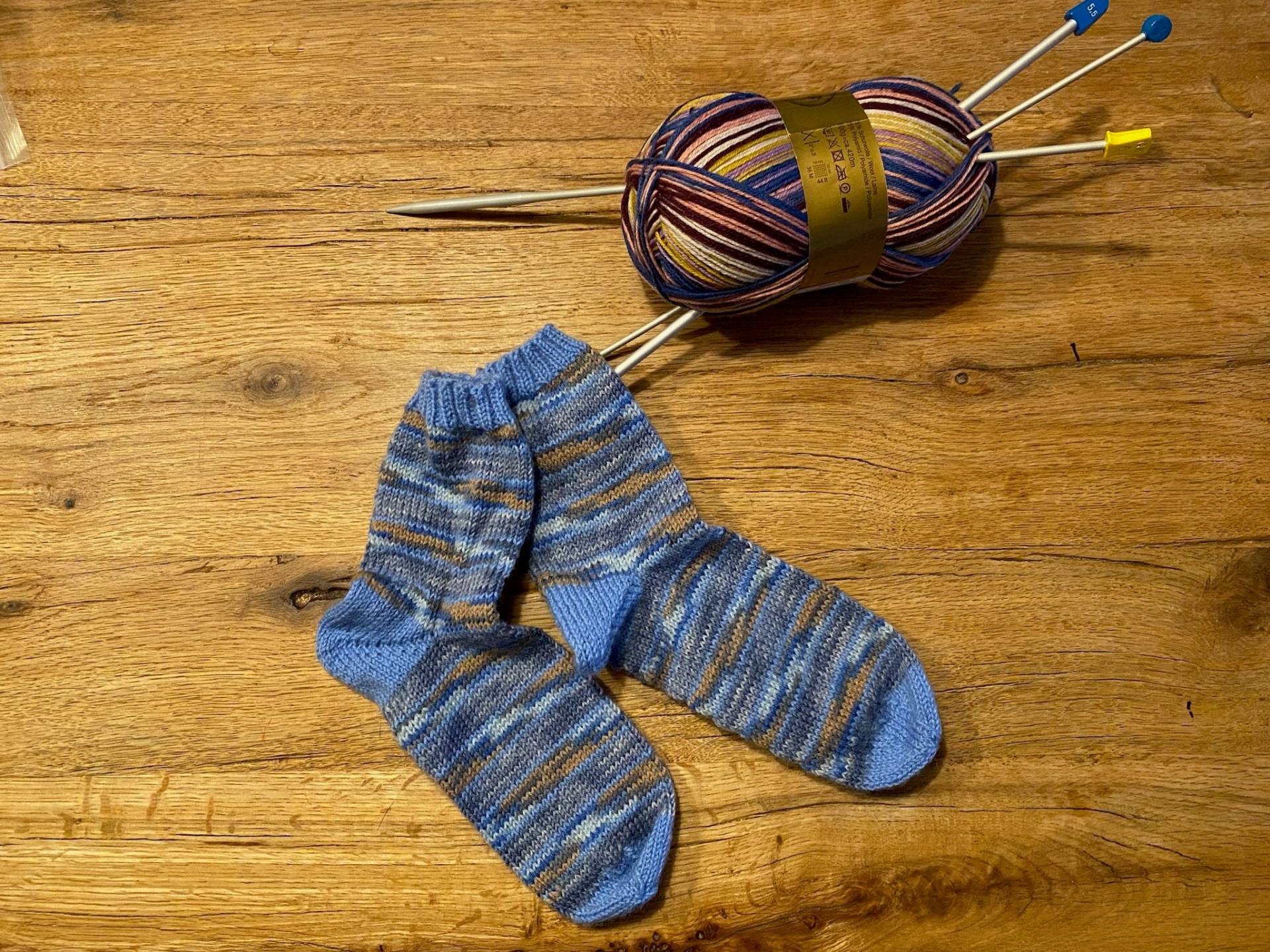 Handgestrickte Kunterbunte Kindersocken Größe 34/35 Handgestrickte Kunterbunte Kindersocken Größe 34/35 von Handarbeitskoerble