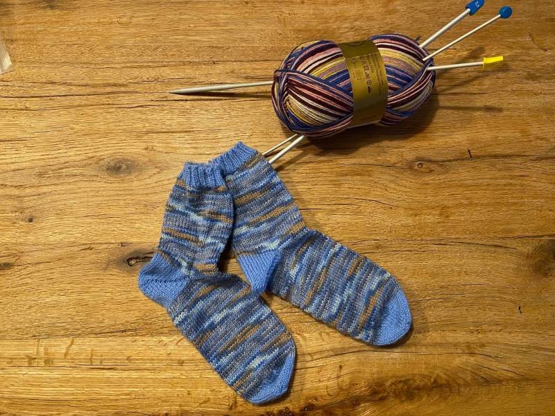 Handgestrickte Kunterbunte Kindersocken Größe 34/35 Handgestrickte Kunterbunte Kindersocken Größe 34/35 von Handarbeitskoerble