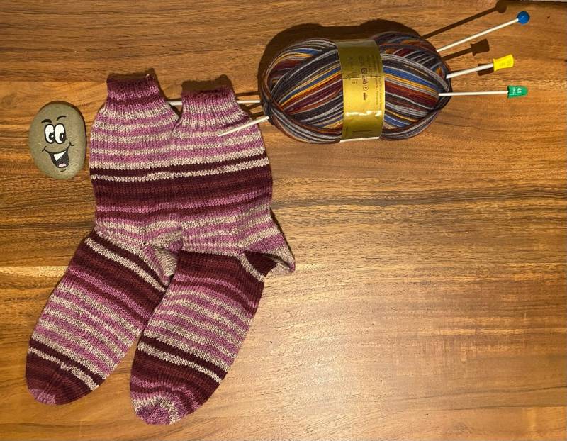 Handgestrickte Kunterbunte Socken Größe 40/41 Handgestrickte Kunterbunte Socken Größe 40/41 von Handarbeitskoerble