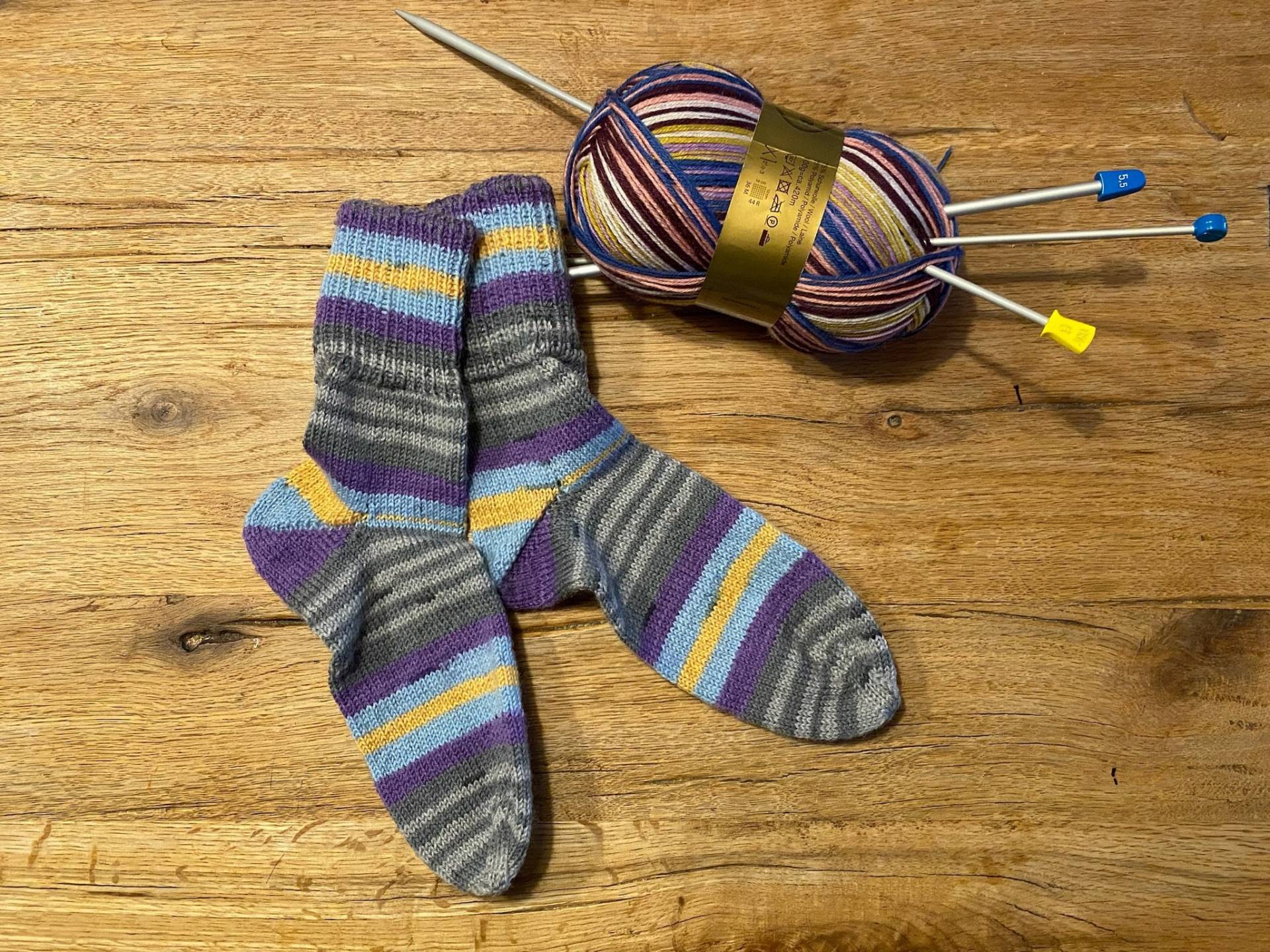 Handgestrickte Kunterbunte Socken in Größe 36/37 Handgestrickte Kunterbunte Socken in Größe 36/37 von Handarbeitskoerble