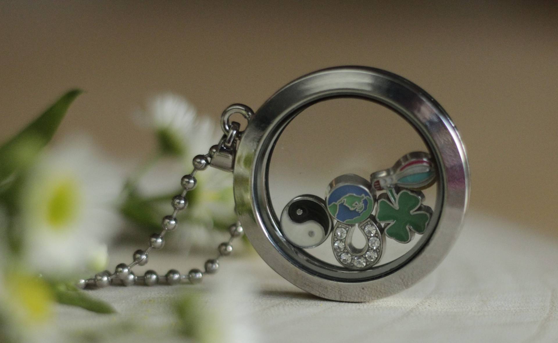 Medaillonkette, Float von HandartbeitMuc