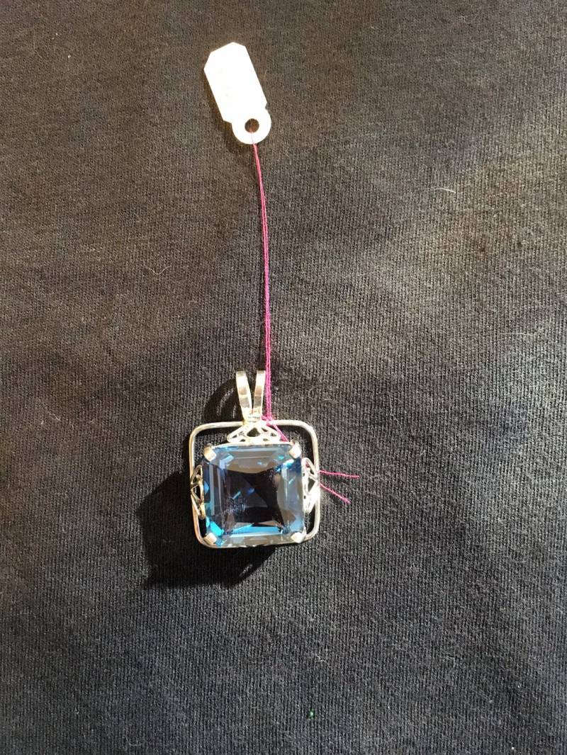 Wunderschöne Blaue Topas Anhänger Set in Sterling Silber. Kostenlose Silberkette Mit Kauf Wunderschöne Blaue Topas Anhänger Set in Sterling Silber. Kostenlose Silberkette Mit Kauf von Handcandee