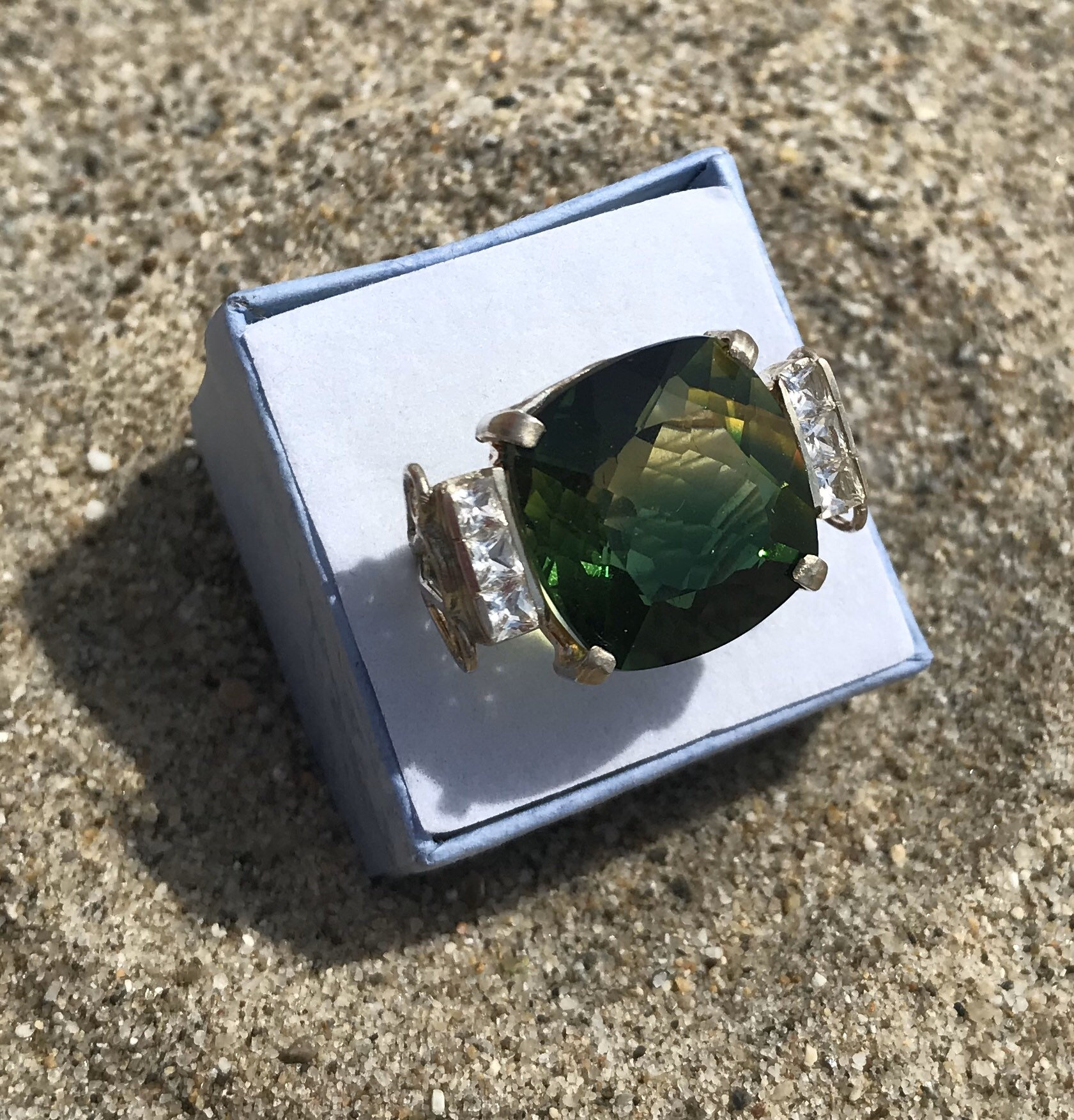 Wunderschöner Grüner Und Gelber Ametrin Mit 6 Zirkonen in Sterling Silber Wunderschöner Grüner Und Gelber Ametrin Mit 6 Zirkonen in Sterling Silber von Handcandee