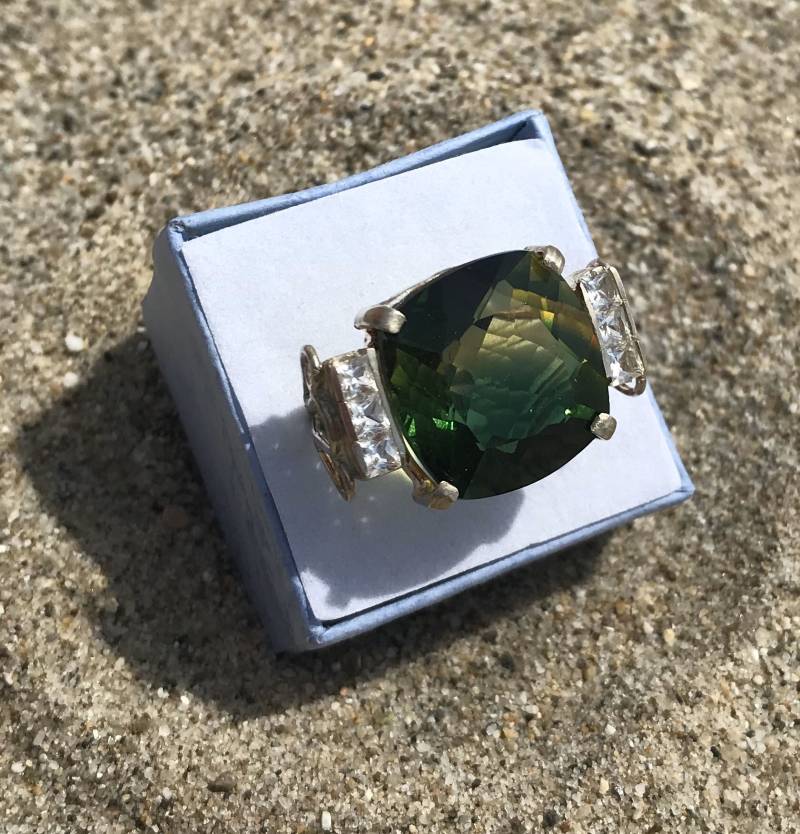 Wunderschöner Grüner Und Gelber Ametrin Mit 6 Zirkonen in Sterling Silber Wunderschöner Grüner Und Gelber Ametrin Mit 6 Zirkonen in Sterling Silber von Handcandee