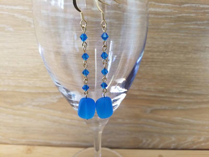 22 Karat Vergoldeter Ohrring Aus Blauem Seeglas Und Doppelkegelperlen von HandcraftLaury