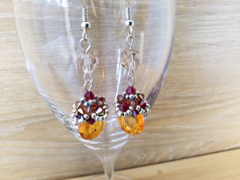Bernsteinfarbene Glasperlen Ohrringe Mit Perlenkappe von HandcraftLaury