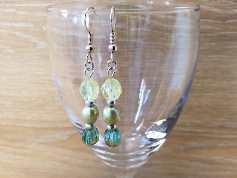 Boucle Doreille De Perle Culture Couleur Vert Pale Avec Des Perles Verres Jaune Et Blue von HandcraftLaury