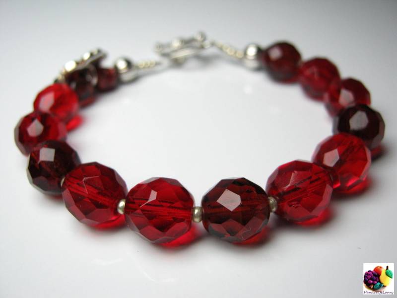 Perlen Rotes Glas Mehrschichtige Armband Mit Einer Silbernen Blume von HandcraftLaury
