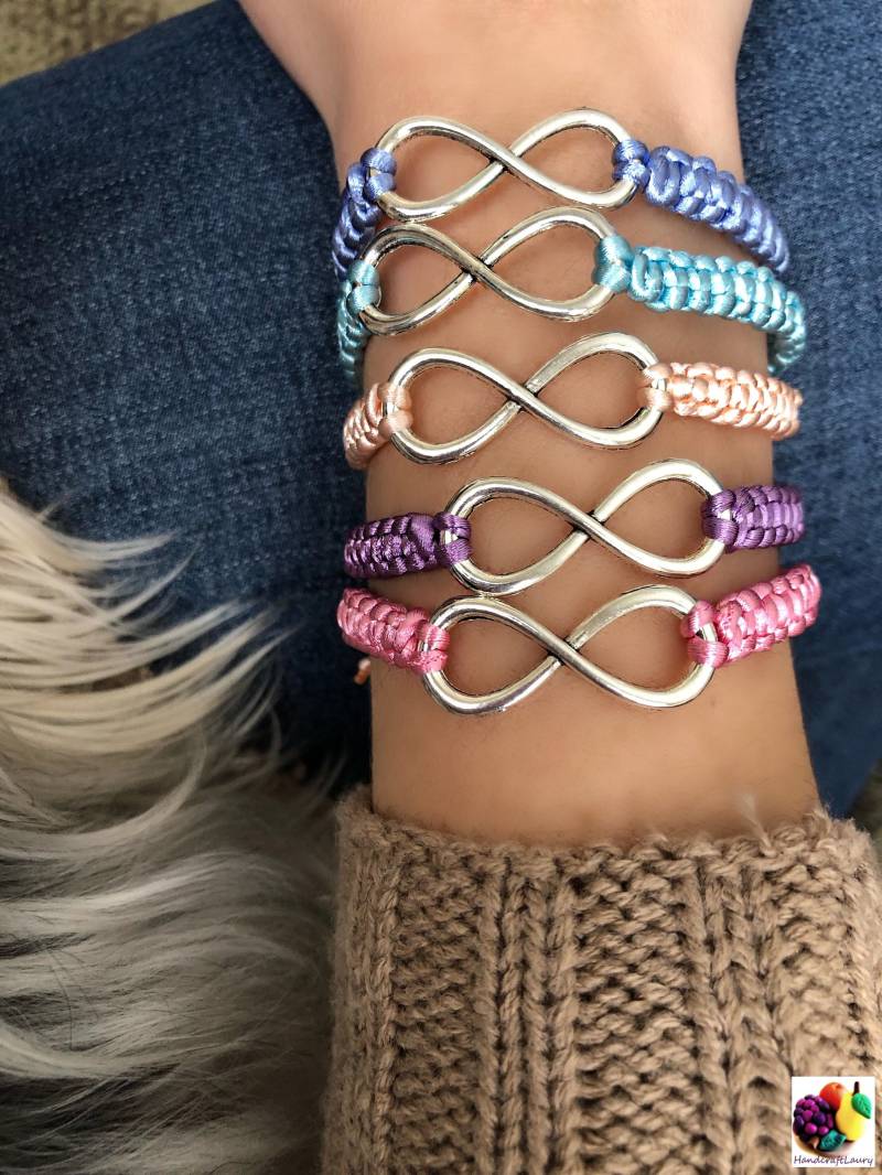 Unendlichkeitsarmband Mit Sanfter Pastellfarbe von HandcraftLaury