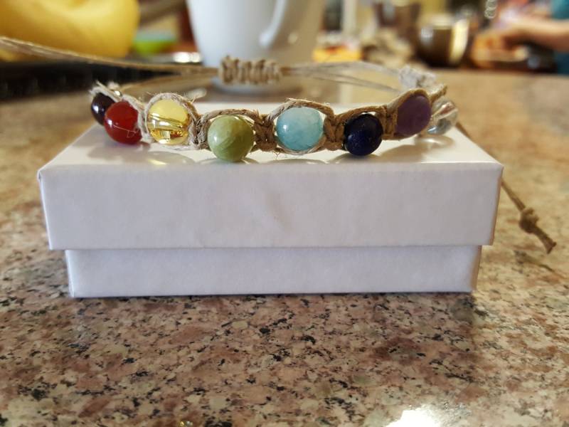 Echter Stein Und Hanf Chakra Armband von HandcraftedByBarbJ