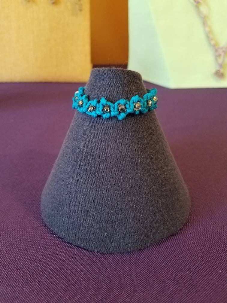 Kinder Perlen Hanf Armband von HandcraftedByBarbJ