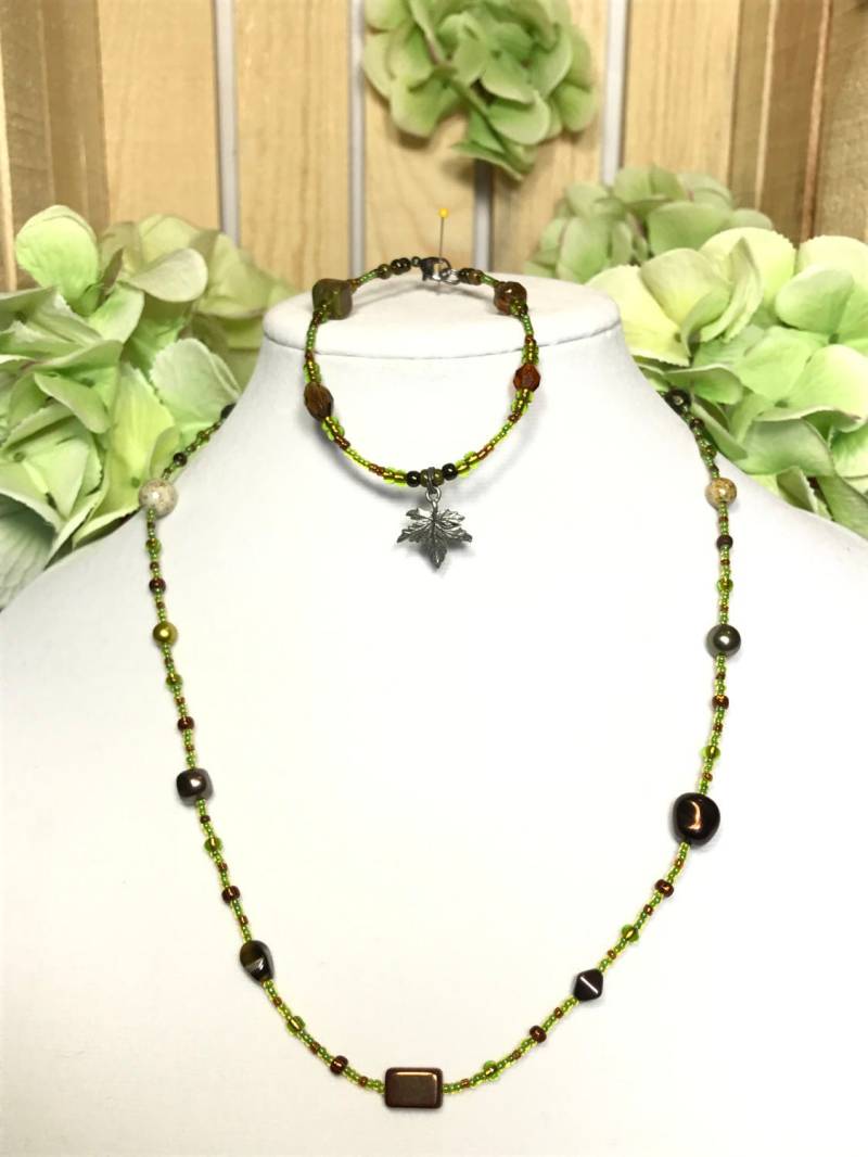 Perlenkette Und Armband Set "Into The Woods" Style, Blatt Charm von HandcraftedByNite