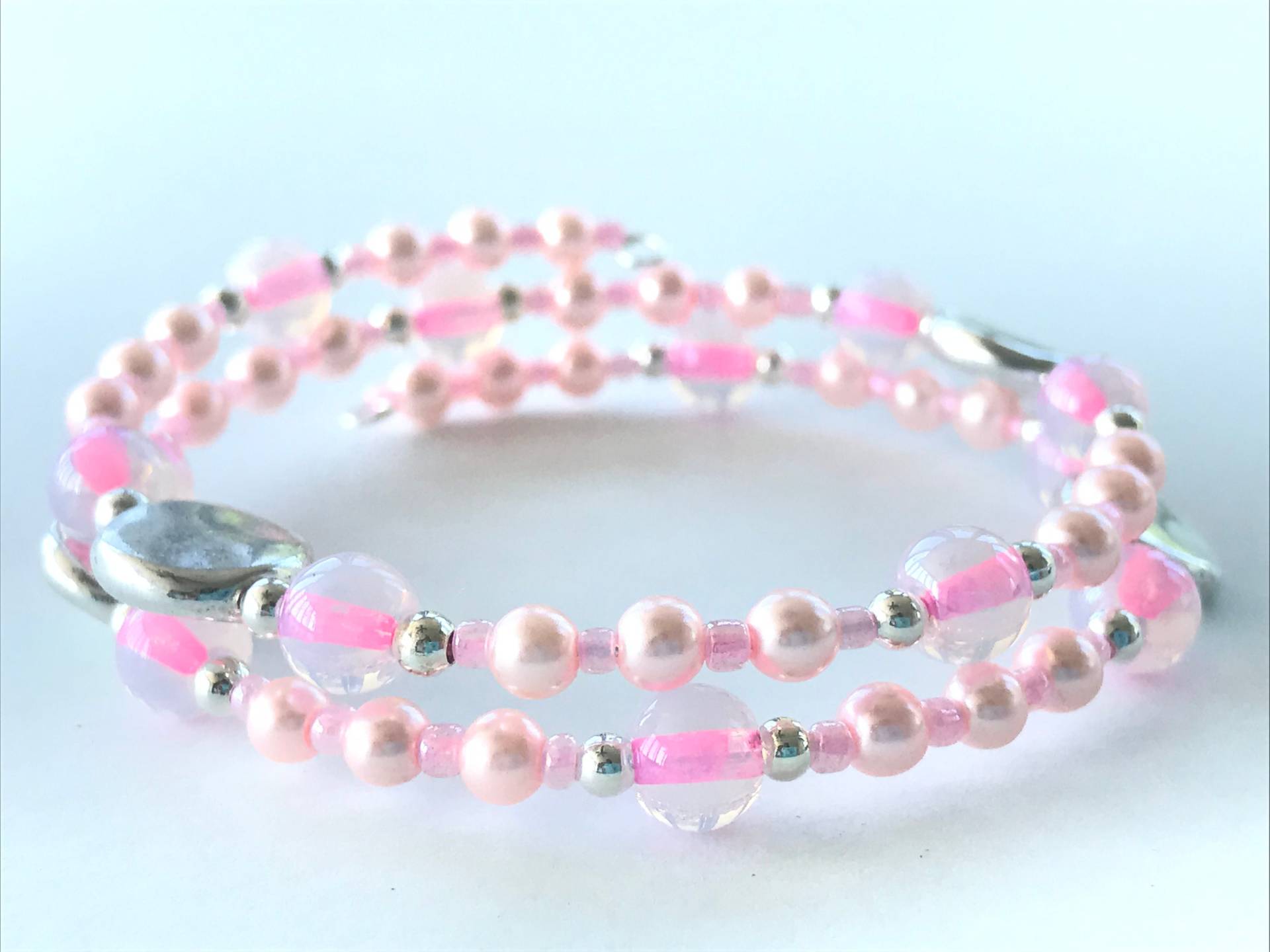 Rosa Glasperlen Memory Wire Armband Double Wrap Beaded Design von HandcraftedByNite