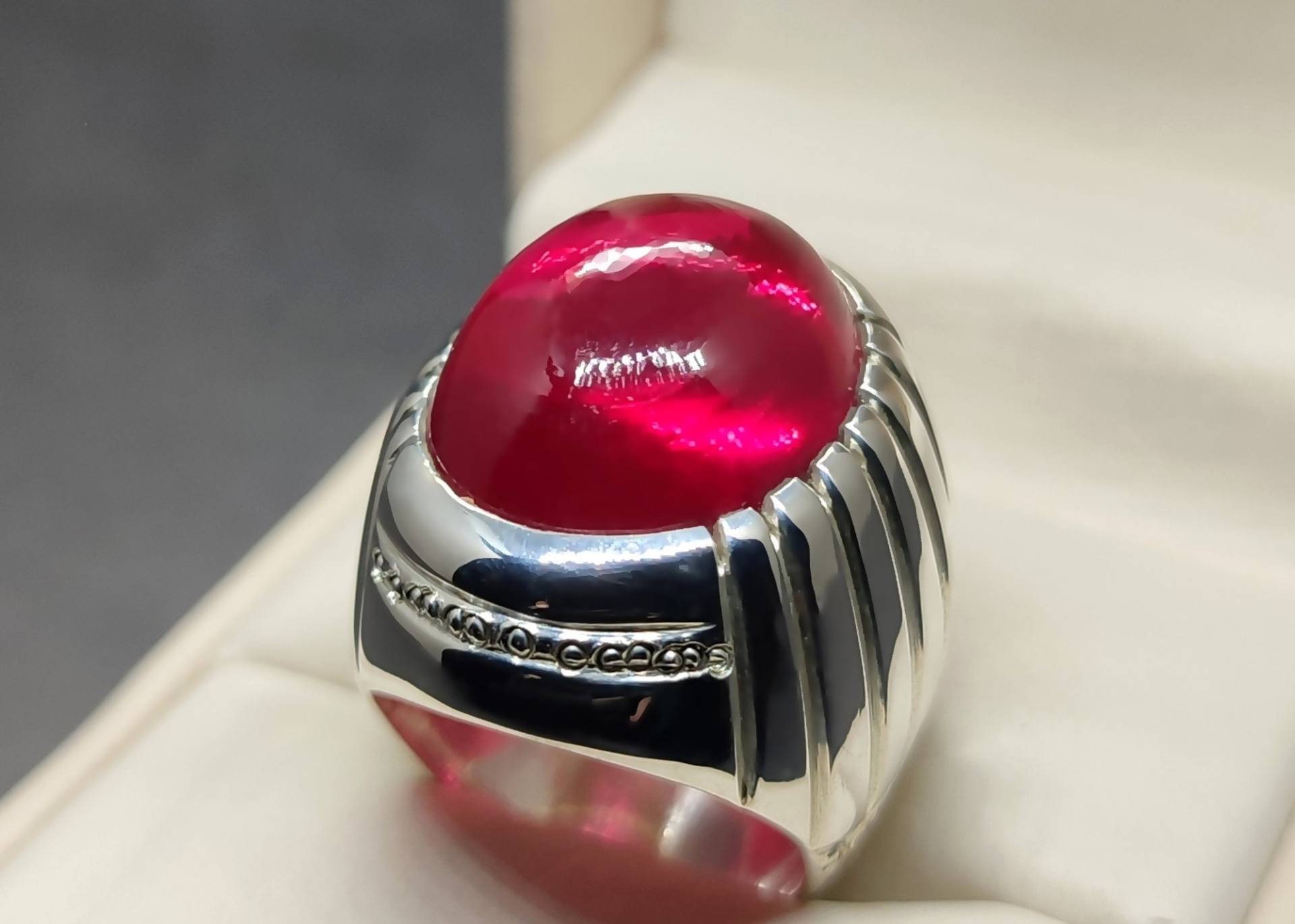 30 Carat Big Cabochon Dunkel Tief Rot Rubin Herren Schwerer Ring Sterling Silber 925 Handgemachter Anari Yaqoot Roby Yakoot 14K, 18K Gold von HandcraftedGemsRings