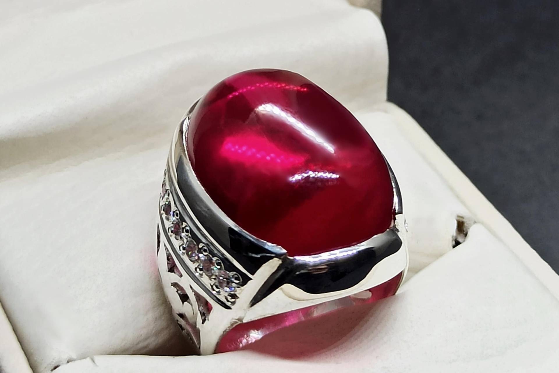 28 Karat Großer Cabochon Taube Dunkel Tief Roter Rubin Herren Ring Sterling Silber 925 Yaqoot Roby 14K, 18K Gold Schwer Gitter von HandcraftedGemsRings