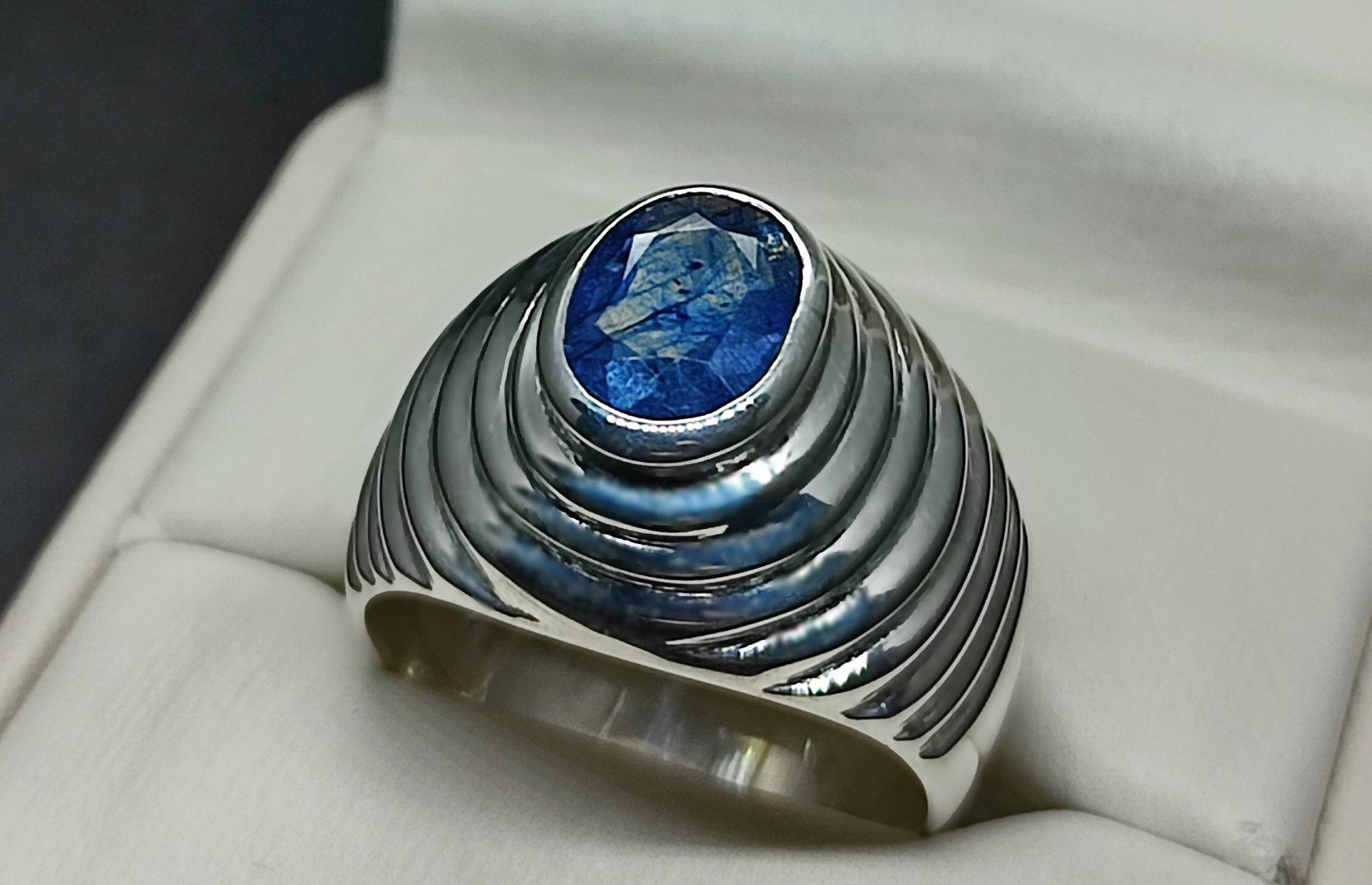 Natürlicher 3 Karat Tiefblauer Saphir Herren Oval Form Ring Sterling Silber 925 Handarbeit Neelam 14K Gold 18K von HandcraftedGemsRings