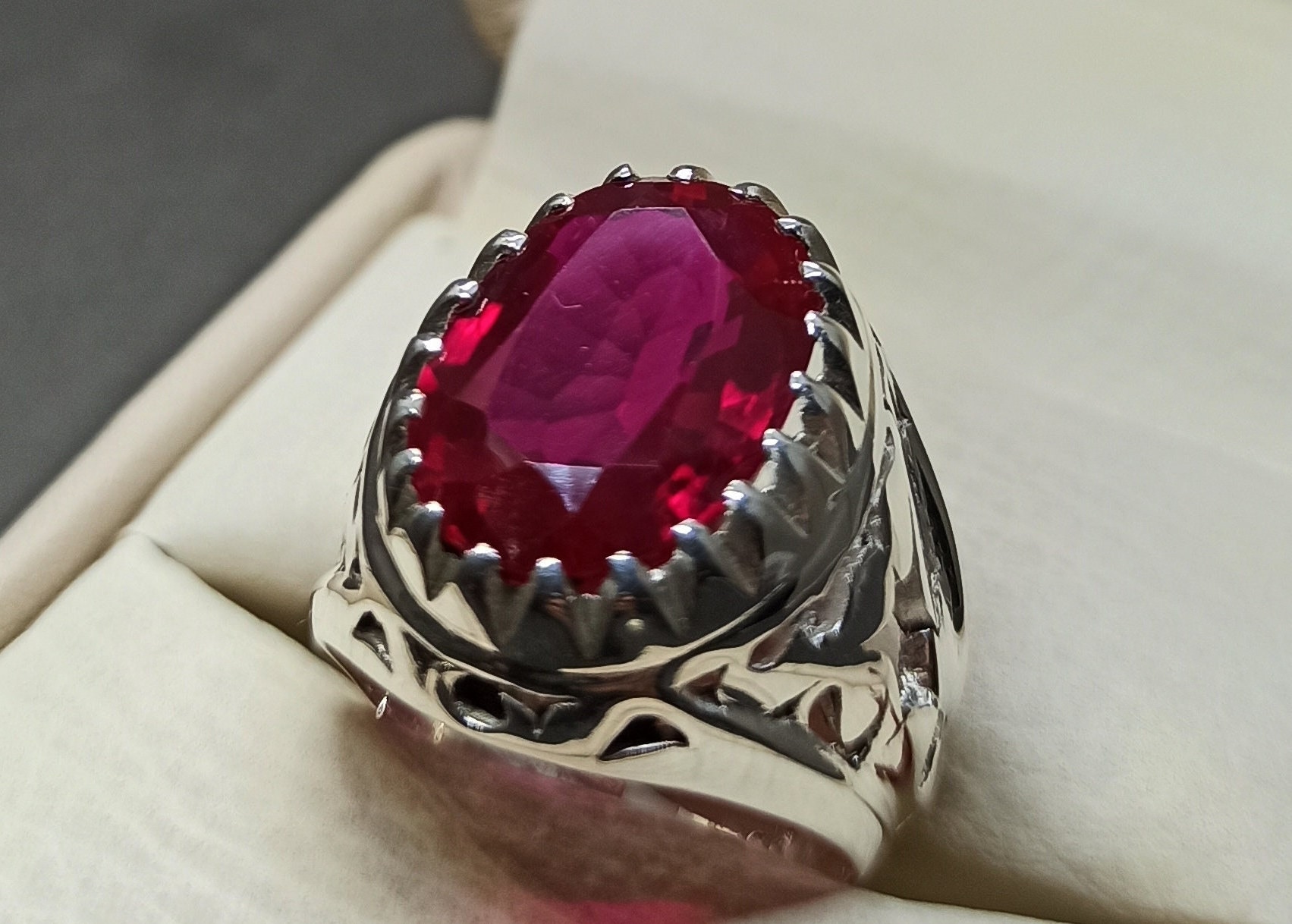 Oval Cut Dark Deep Pigeon Red Rubin Herren Stern Form Ring Sterling Silber 925 Handgemacht Yaqoot Eleganter Roby 14K, 18K Gold Gitter von HandcraftedGemsRings