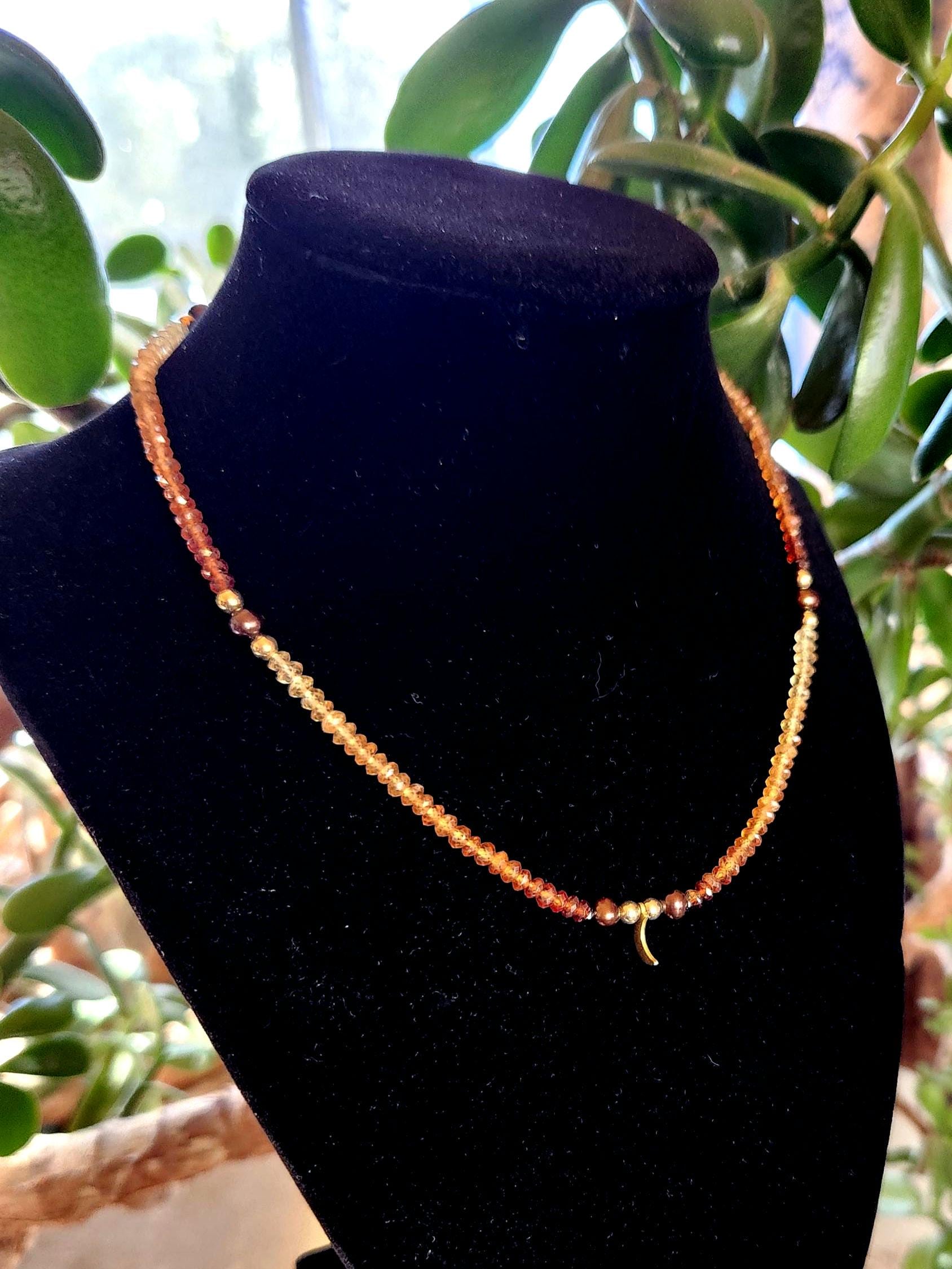 Micro Facettierte Hessonit Granat Braune Perle Gold Fill Halbmond Halskette Micro Facettierte Hessonit Granat Braune Perle Gold Fill Halbmond Halskette von HandcraftedMagic