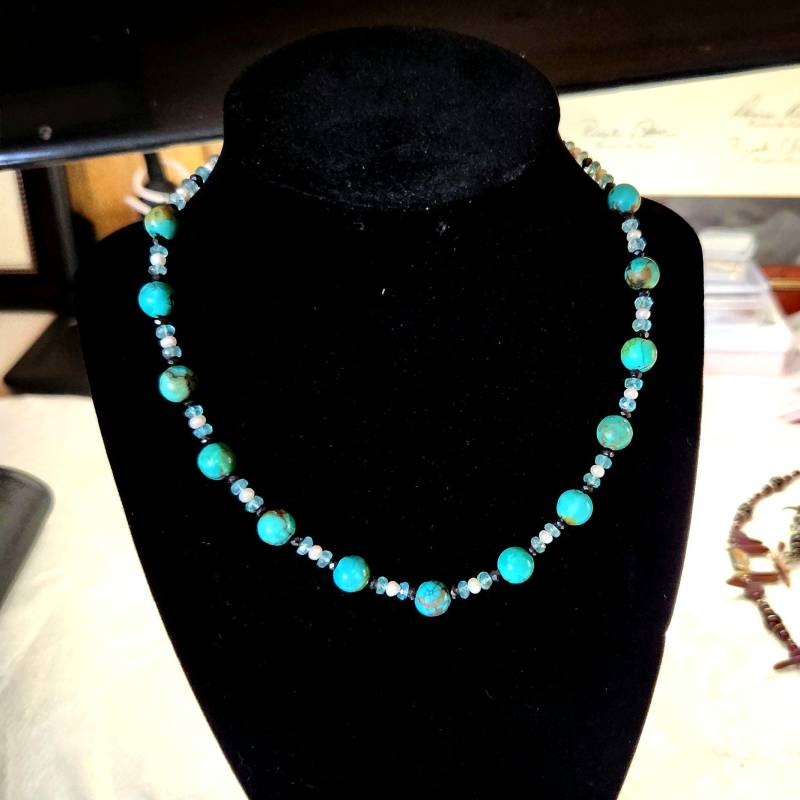 Türkis Schwarz Spinell Apatit Und Perlen Halskette Türkis Schwarz Spinell Apatit Und Perlen Halskette von HandcraftedMagic