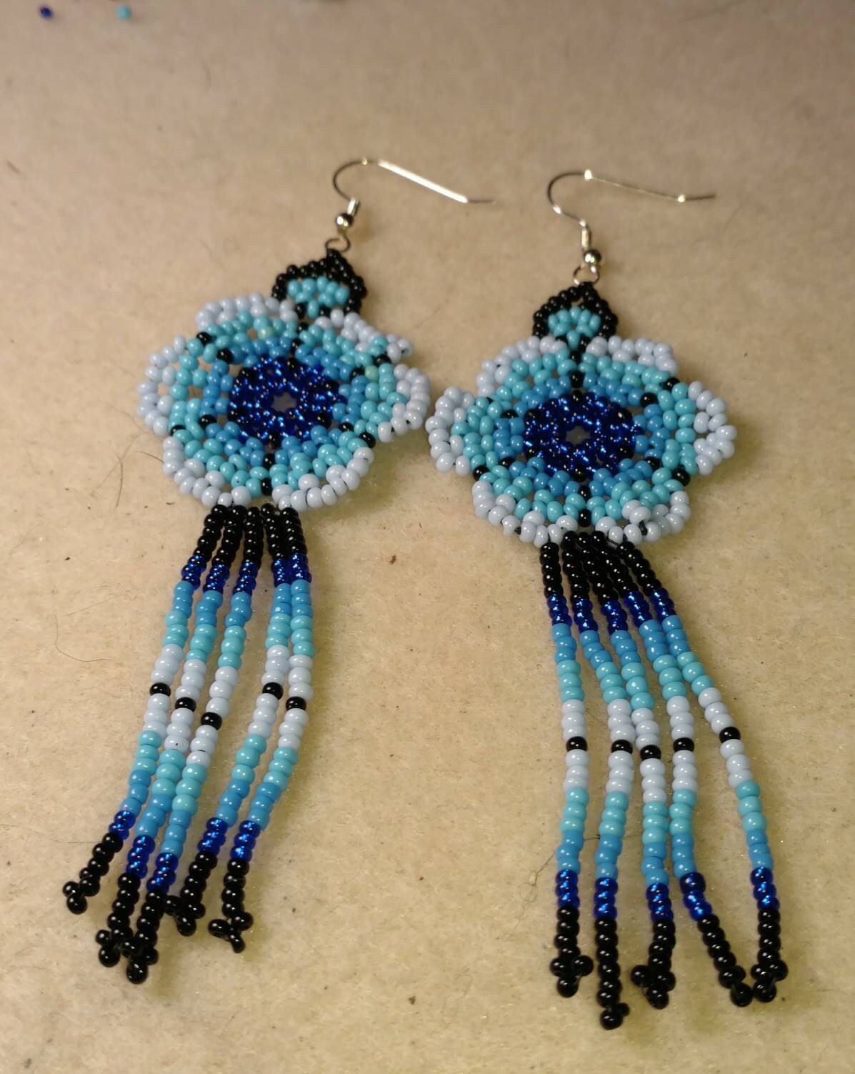 Glasperlen Ohrringe Im Huichol Style Glasperlen Ohrringe Im Huichol Style von HandcraftedbyAuntBug
