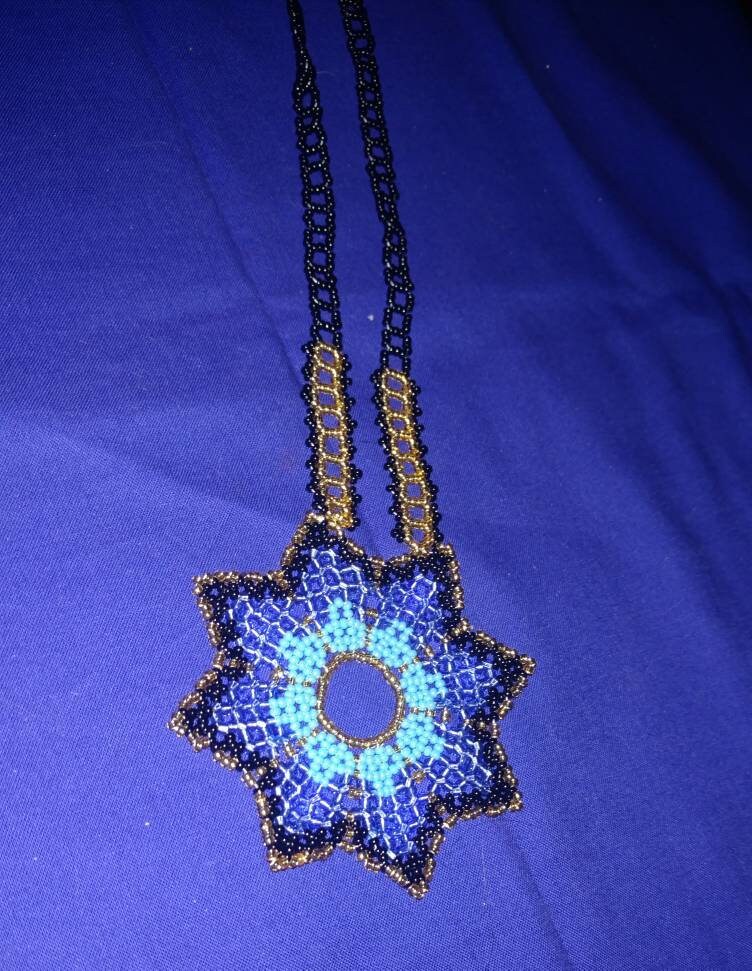 Huichol-stil Perlenbesetzte Blumenanhänger Eine Halskette Huichol-stil Perlenbesetzte Blumenanhänger Eine Halskette von HandcraftedbyAuntBug