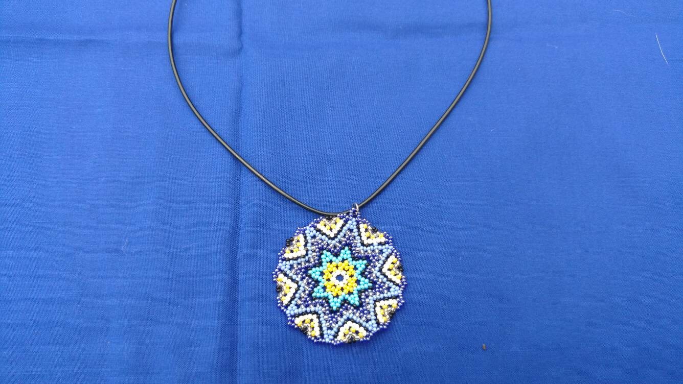 Perlen Anhänger Im Huichol Stil Perlen Anhänger Im Huichol Stil von HandcraftedbyAuntBug