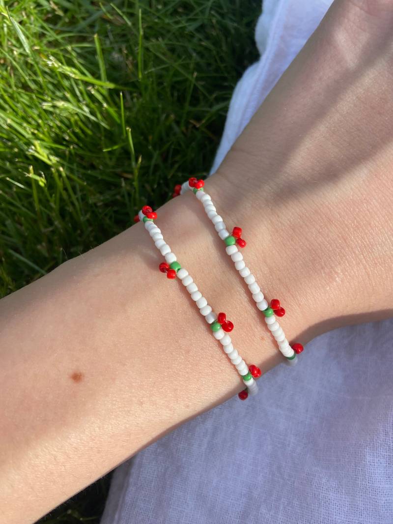 Cherries/Kirscharmband Perlenarmband Mit Kirschen/ Sommerliches Perlenarmband/ Stretcharmband/ Dehnbares Armband Perlen von HandcraftsByS