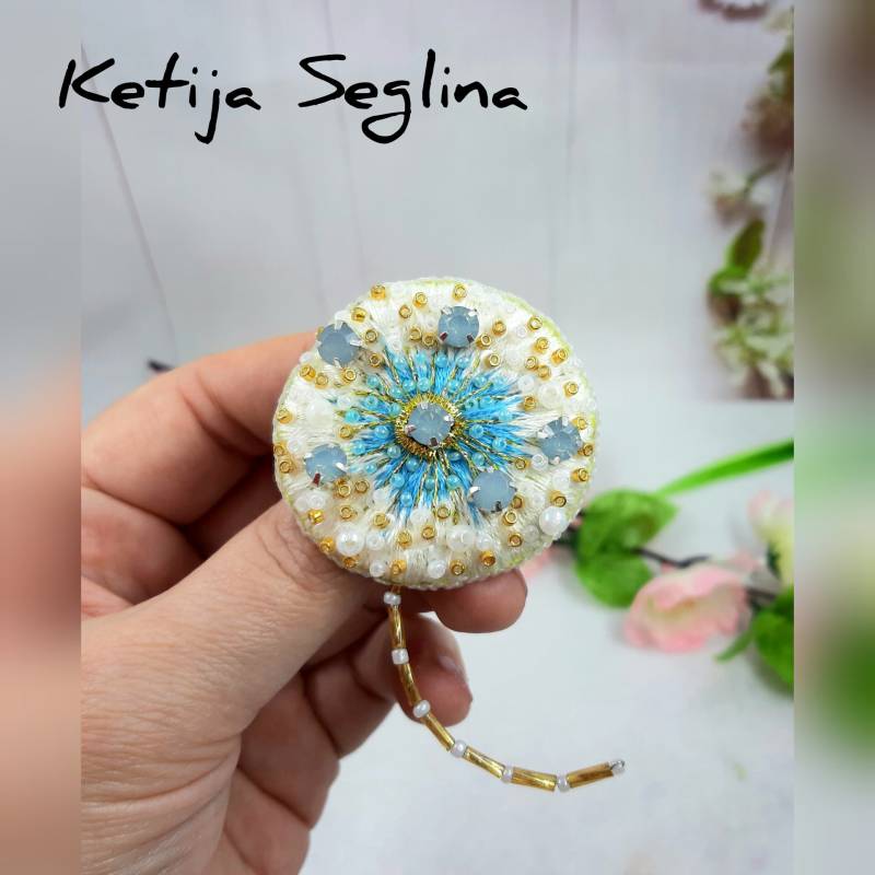 Bestickte Pustezahn Brosche Handgestickt Kleid Pin Zart Elegant Charm Art Deco Schmuck Naturliebhaber von HandcraftsMyHobby