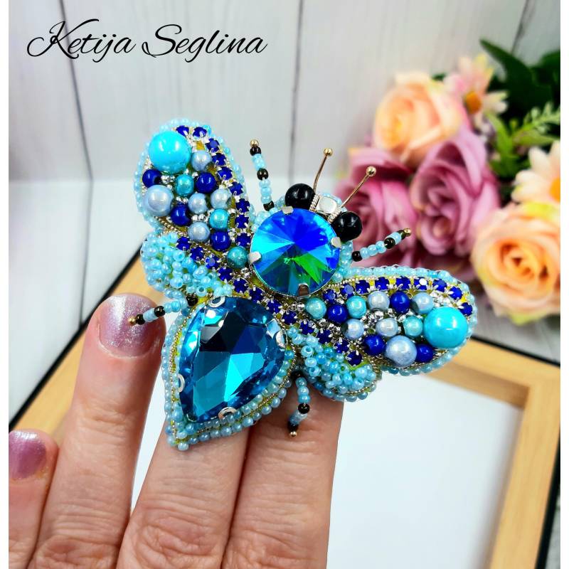 Fliege Brosche Handgemacht Bestickt Kleid Pin Unikat Statement Beaded Blue Insekt Frühling Kunst Dekor Schmuck Natur Liebhaber von HandcraftsMyHobby