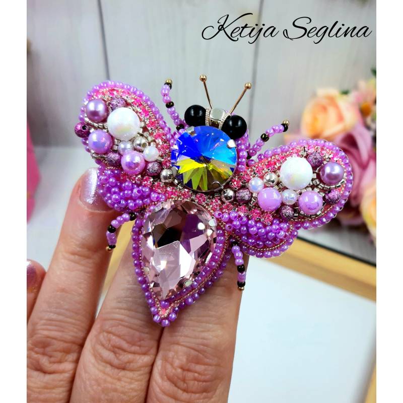 Fliege Brosche Handgemacht Bestickt Kleid Pin Unikat Statement Beaded Pink Insekt Frühling Kunst Dekor Schmuck Natur Liebhaber von HandcraftsMyHobby