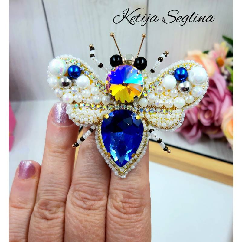 Fliege Brosche Handgemacht Bestickt Kleid Pin Unikat Statement Perlen Weiß Blau Insekt Frühling Kunst Dekor Schmuck Natur Liebhaber von HandcraftsMyHobby