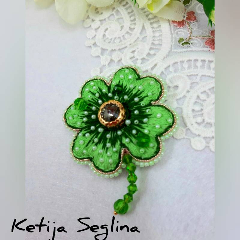 Glücksklee Brosche Grüne Klee Bead Stickerei Kleeblatt St. Patrick Es Day Pin Anstecker von HandcraftsMyHobby