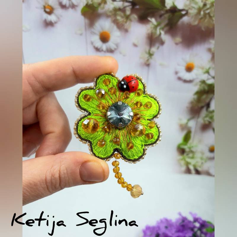 Glücksklee Brosche Soft Green Marienkäfer Bead Stickerei Vierblatt Kleeblatt St. Patrick Es Day Pin Anstecker von HandcraftsMyHobby