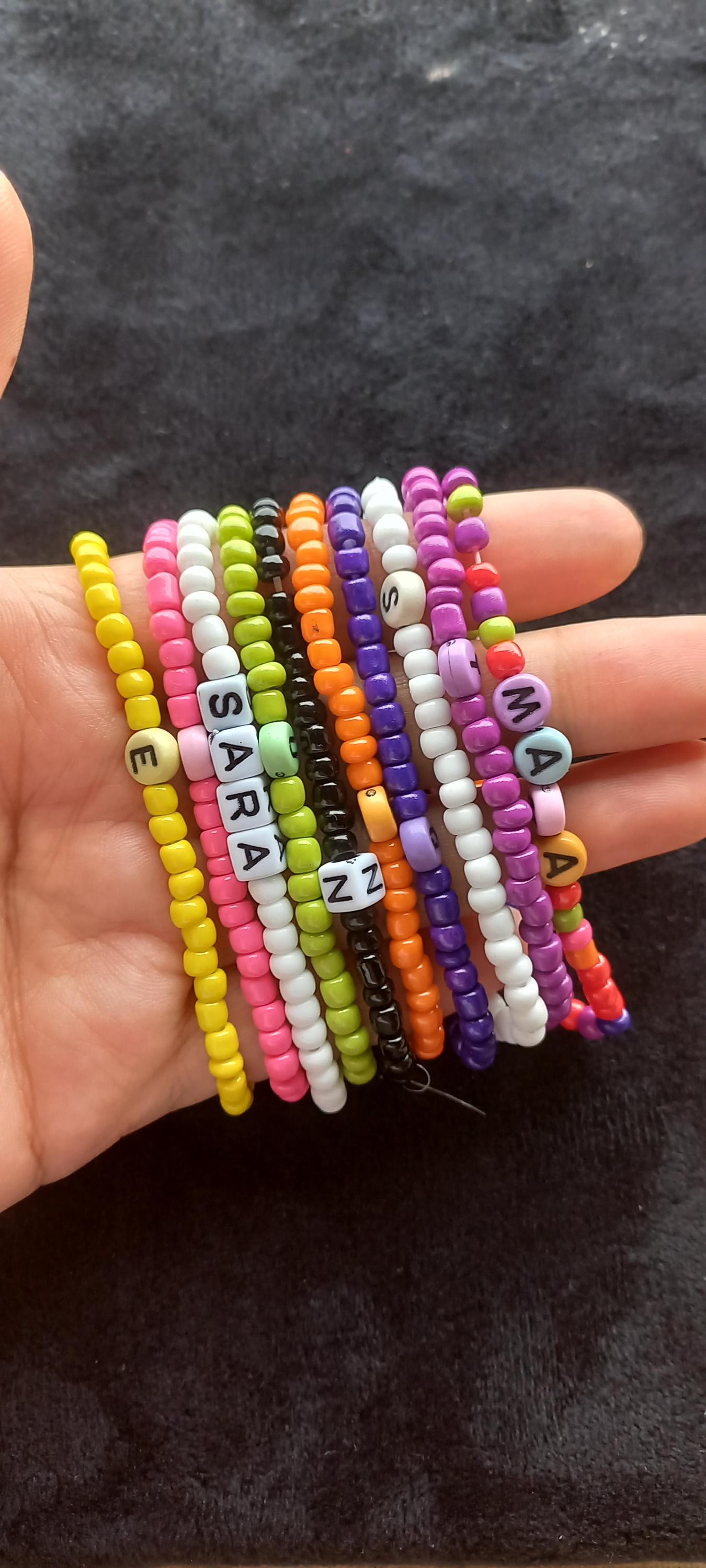 Personalisiertes Armband Mit Namen, Initialen, Freundschaftsarmband, Handgemachtes Geschenk, Perlenarmband, Buchstabenperlen Personalisiertes Armband Mit Namen, Initialen, Freundschaftsarmband, Handgemachtes Geschenk, Perlenarmband, Buchstabenperlen von HandemadebyIma