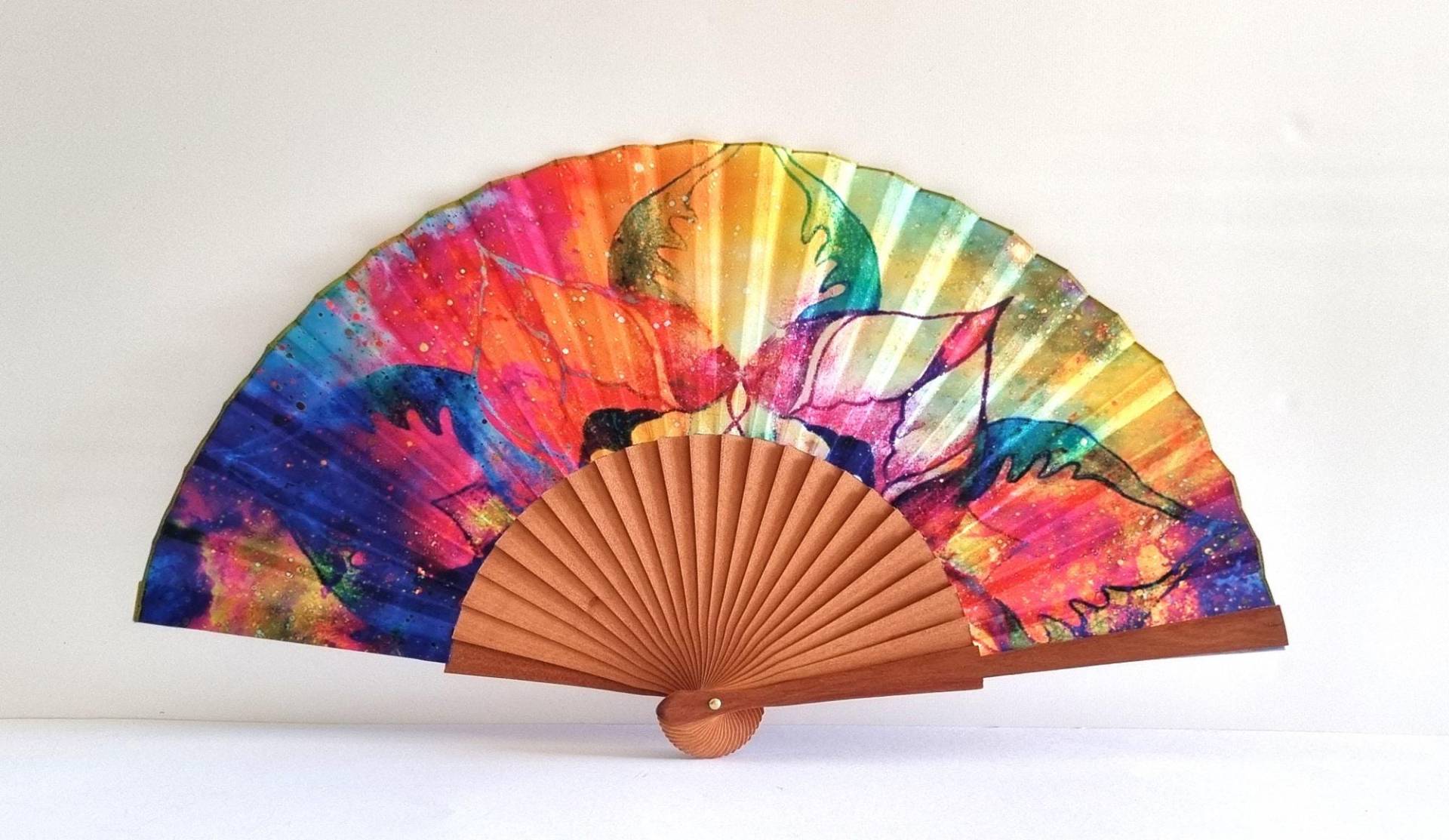 Handgefertigter Fächer Aus Holz - Buntes Design Für Elegante Sommerlooks. Der Sommer-Accessoire Handgefertigter Fächer Aus Holz - Buntes Design Für Elegante Sommerlooks. Der Sommer-Accessoire von HandfaecherCanela