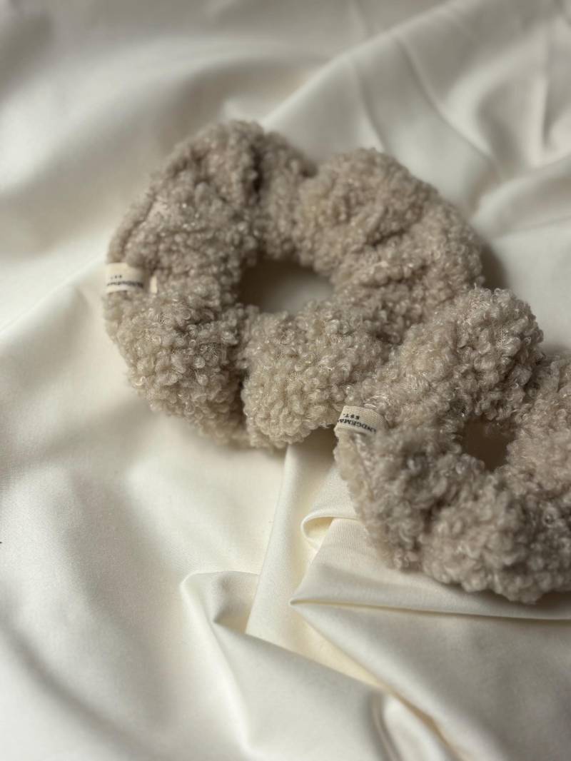 Teddy Scrunchie M - Flauschiges Haargummi Handgemachtes Beiges Haar Accessoire Geschenkidee Teddy Scrunchie M - Flauschiges Haargummi Handgemachtes Beiges Haar Accessoire Geschenkidee von HandgemachtTraeume