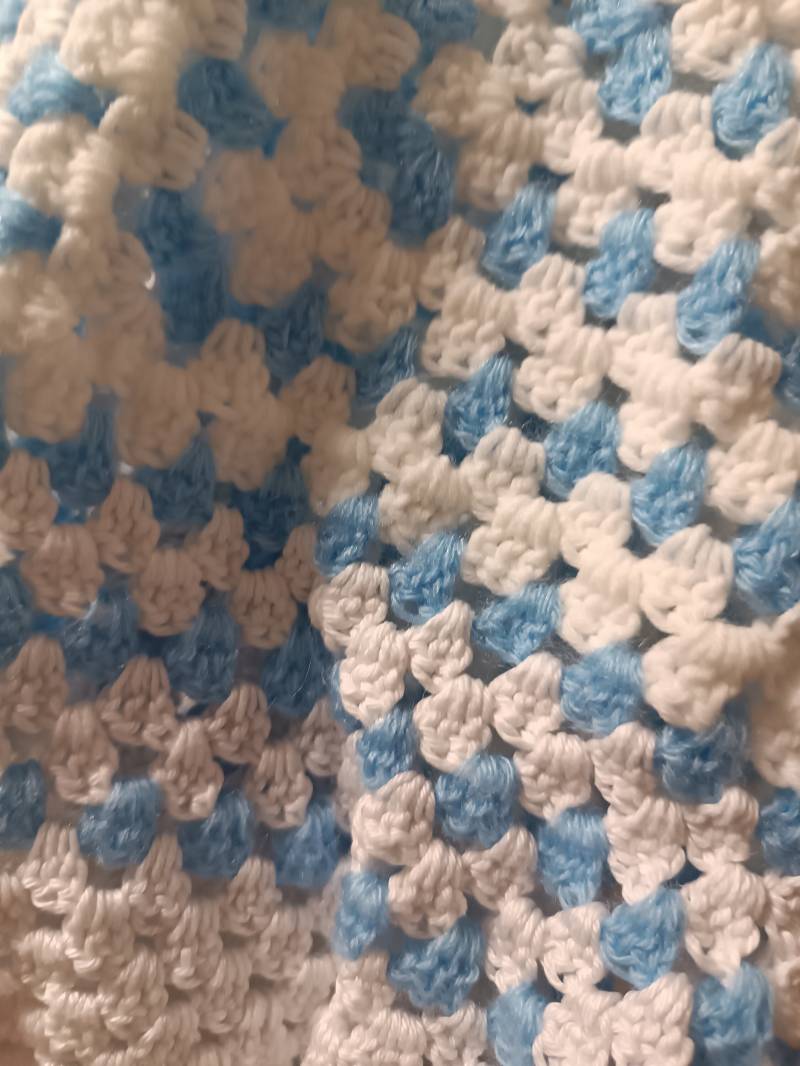 Blau Weißer Hexagon Cardigan Gehäkelt Mit Schönen Bündchen Blau Weißer Hexagon Cardigan Gehäkelt Mit Schönen Bündchen von HandgemachtUndCo