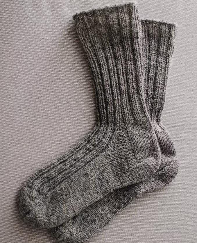 Handgestrickte Socken, Reine Wolle, Verschiedene Größen Und Farben von HandgestricktesDE