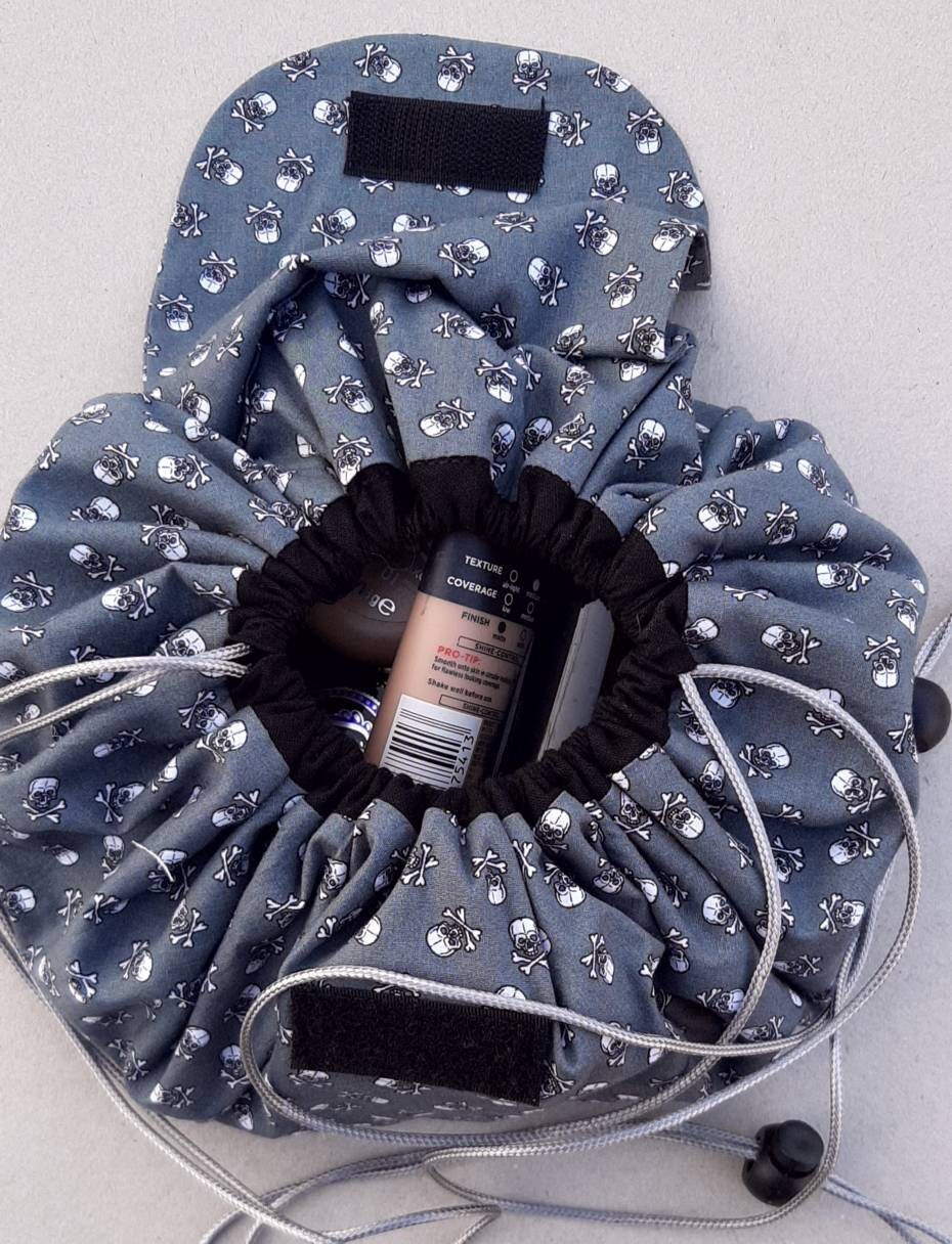Runder Kosmetikbeutel Mit Kordelzug, Makeup Tasche, Kordelzug Kulturtasche, Handmade, Flat Lay Bag, Reise, Kleine Totenköpfe, Utensilo von Handgewagt