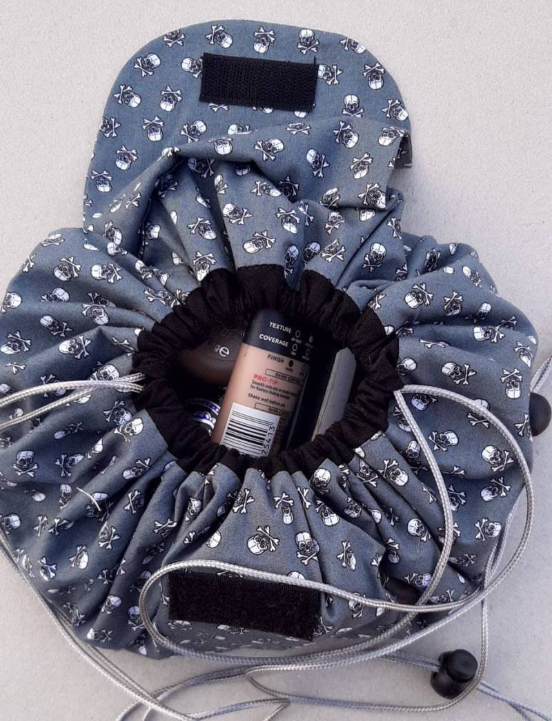 Runder Kosmetikbeutel Mit Kordelzug, Makeup Tasche, Kordelzug Kulturtasche, Handmade, Flat Lay Bag, Reise, Kleine Totenköpfe, Utensilo Runder Kosmetikbeutel Mit Kordelzug, Makeup Tasche, Kordelzug Kulturtasche, Handmade, Flat Lay Bag, Reise, Kleine Totenköpfe, Utensilo von Handgewagt