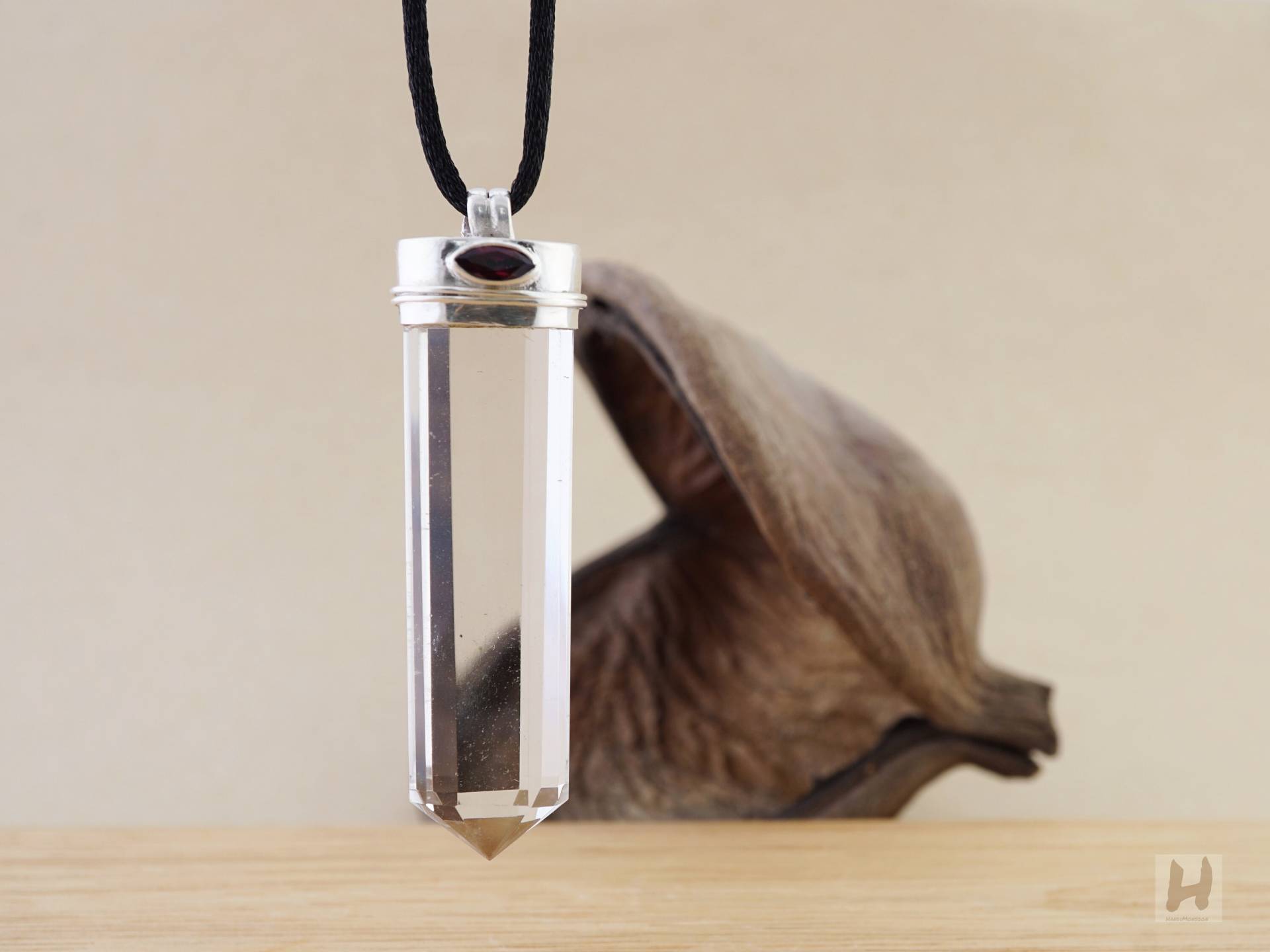 Bergkristall Pendel Kette Sterling Silber, Akzent Mit Rotem Granat Bergkristall Pendel Kette Sterling Silber, Akzent Mit Rotem Granat von HandiMonsoon