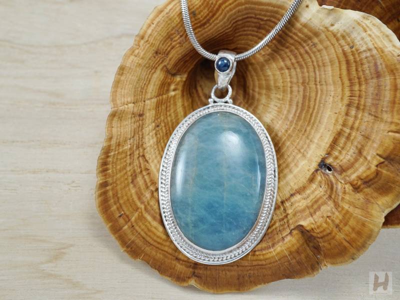 Oval Aquamarin Anhänger Collierschlaufe Mit Saphir, Sterling Silber Oval Aquamarin Anhänger Collierschlaufe Mit Saphir, Sterling Silber von HandiMonsoon