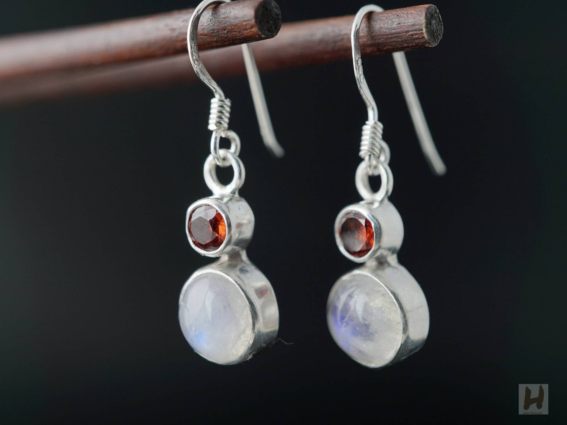 Regenbogen Mondstein Granat Sterling Silber Ohrringe Regenbogen Mondstein Granat Sterling Silber Ohrringe von HandiMonsoon