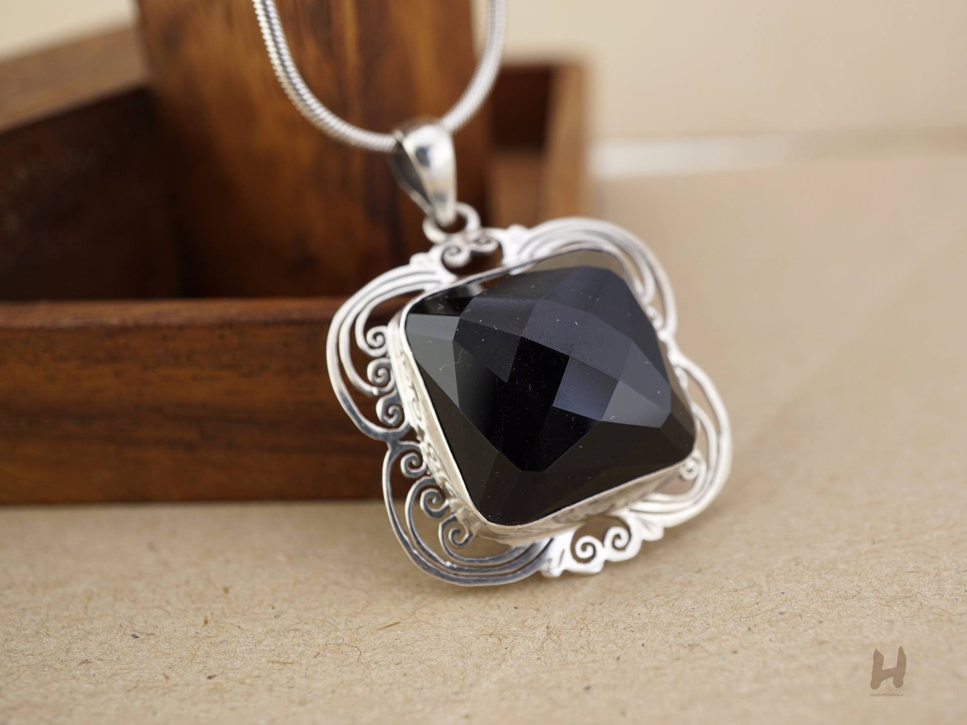 Schwarzer Onyx Anhänger Halskette Sterling Silber Filigran, Kissen Facettiert Natürlicher Edelstein Schmuck Für Frauen Schwarzer Onyx Anhänger Halskette Sterling Silber Filigran, Kissen Facettiert Natürlicher Edelstein Schmuck Für Frauen von HandiMonsoon