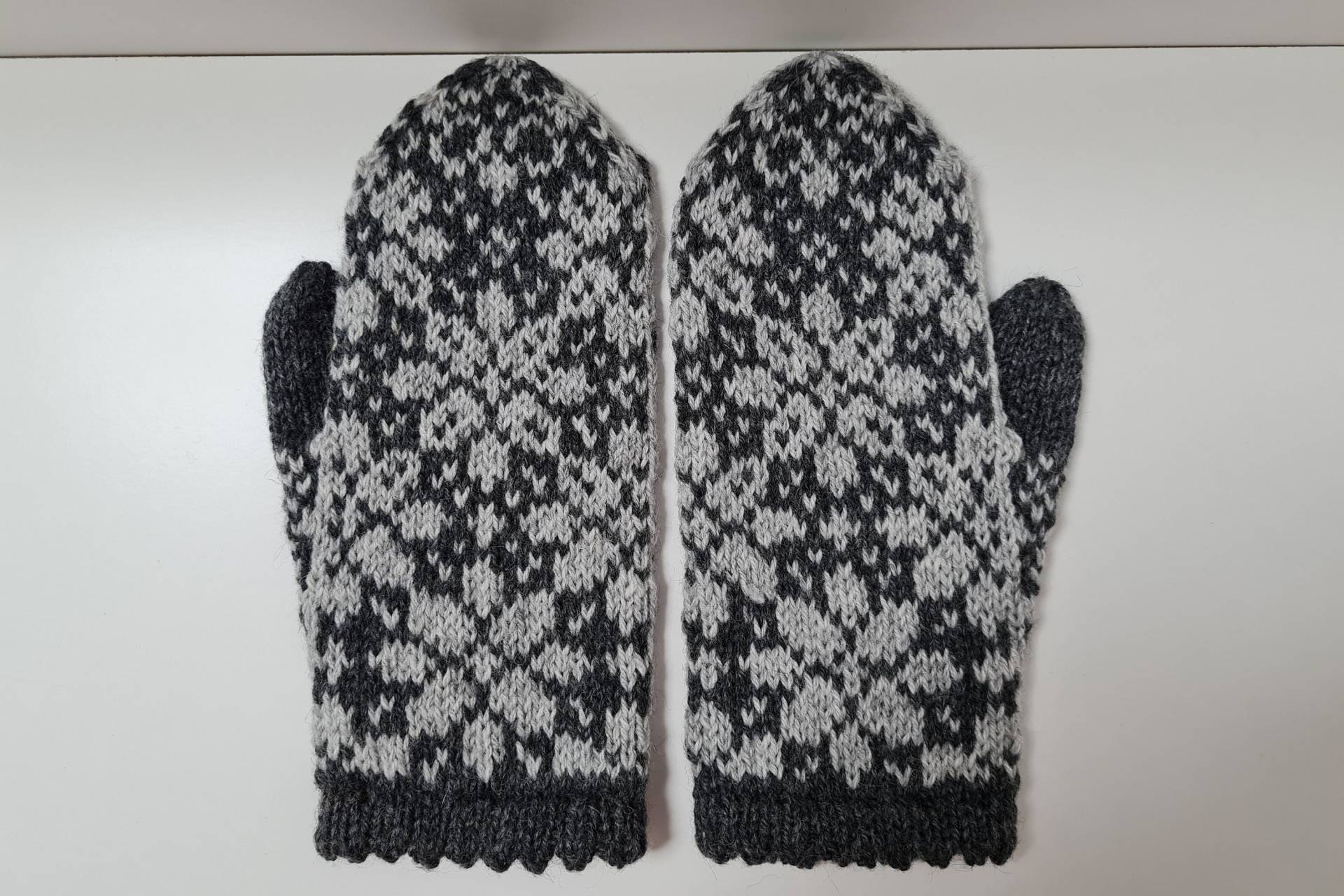 Damen Handschuhe, Handgestrickte Graue Weihnachtsgeschenke Für Sie, Freundin Geschenk, Winter Strick Accessoires, Strickfäustlinge, Blumen Handschuhe von HandicraftsLithuania