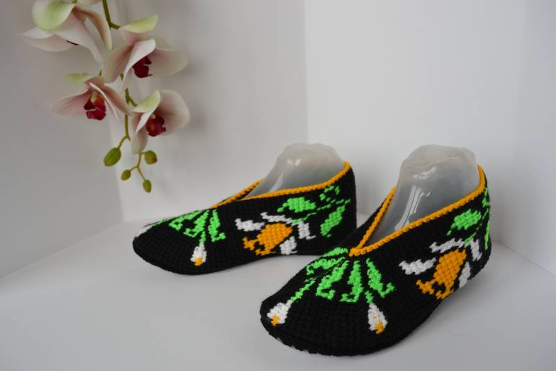 Gehäkelte Hausschuhe Schwarze Geblümte Rutschfeste Haussocken | 38/39Eu von HandicraftsLithuania