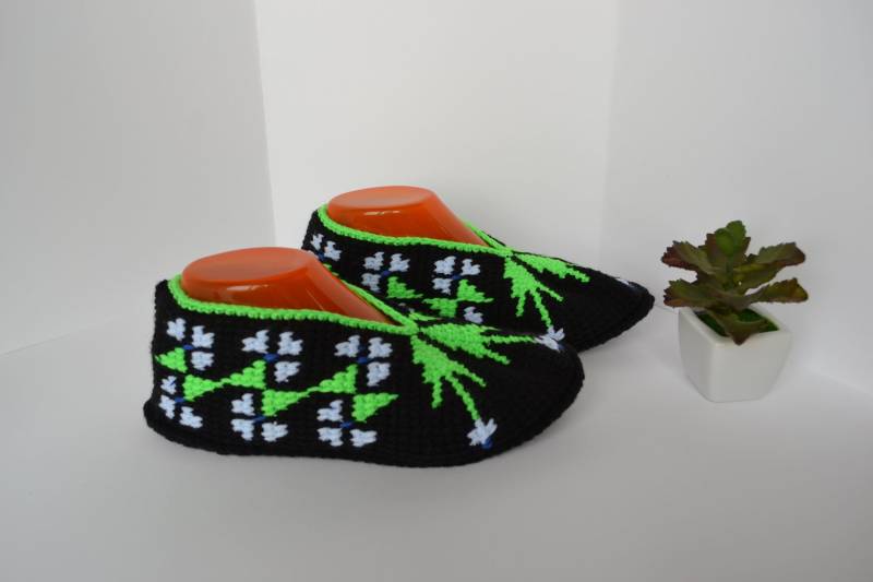 Handgefertigte Schwarze Hausschuhe Aus Wolle & Acryl - Damengröße 37-38 von HandicraftsLithuania